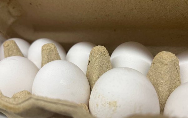 Не кладите варёные яйца в холодную воду: эксперты объяснили, чем это грозит и как правильно остужать продукт