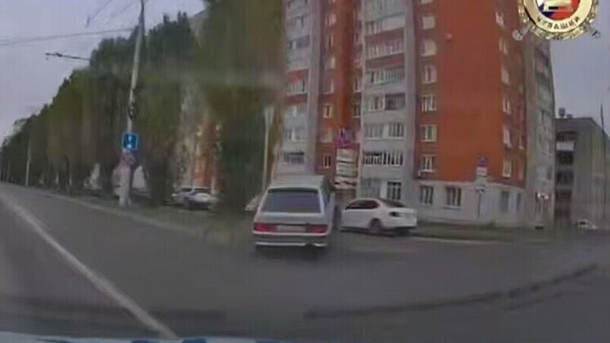 Главная картинка новости: В Чебоксарах водитель, лишенный прав, спровоцировал ДТП при попытке скрыться от полиции