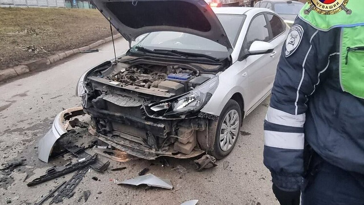 Главная картинка новости: В Чебоксарах водитель скрылся с места ДТП после аварии с тремя автомобилями