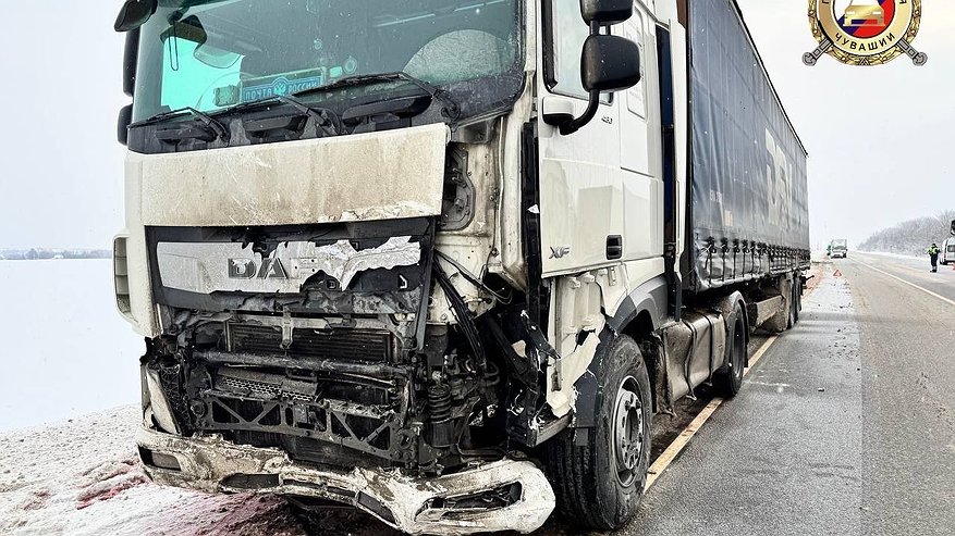 Главная картинка новости: Трагедия на трассе в Чувашии: столкновение легковушки и грузовой фуры унесло жизнь мужчины