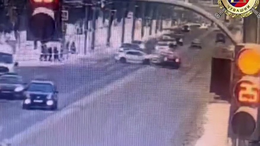 Главная картинка новости: Авария с участием трёх автомобилей в Чебоксарах привела к госпитализации женщины