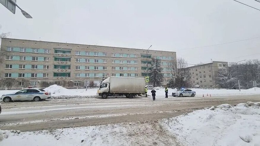 Главная картинка новости: В Чебоксарах автомобиль совершил наезд на студентку колледжа на пешеходном переходе