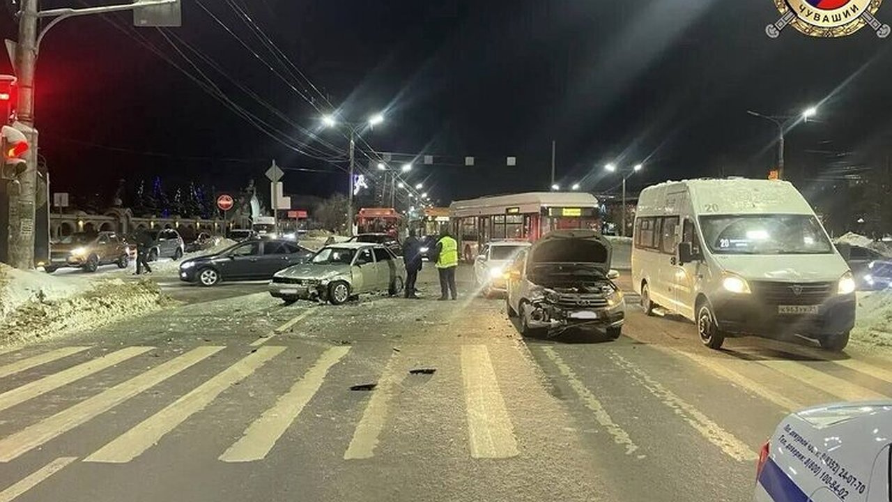 Главная картинка новости: В Чебоксарах в результате ДТП на проспекте Тракторостроителей пострадала 9-летняя девочка