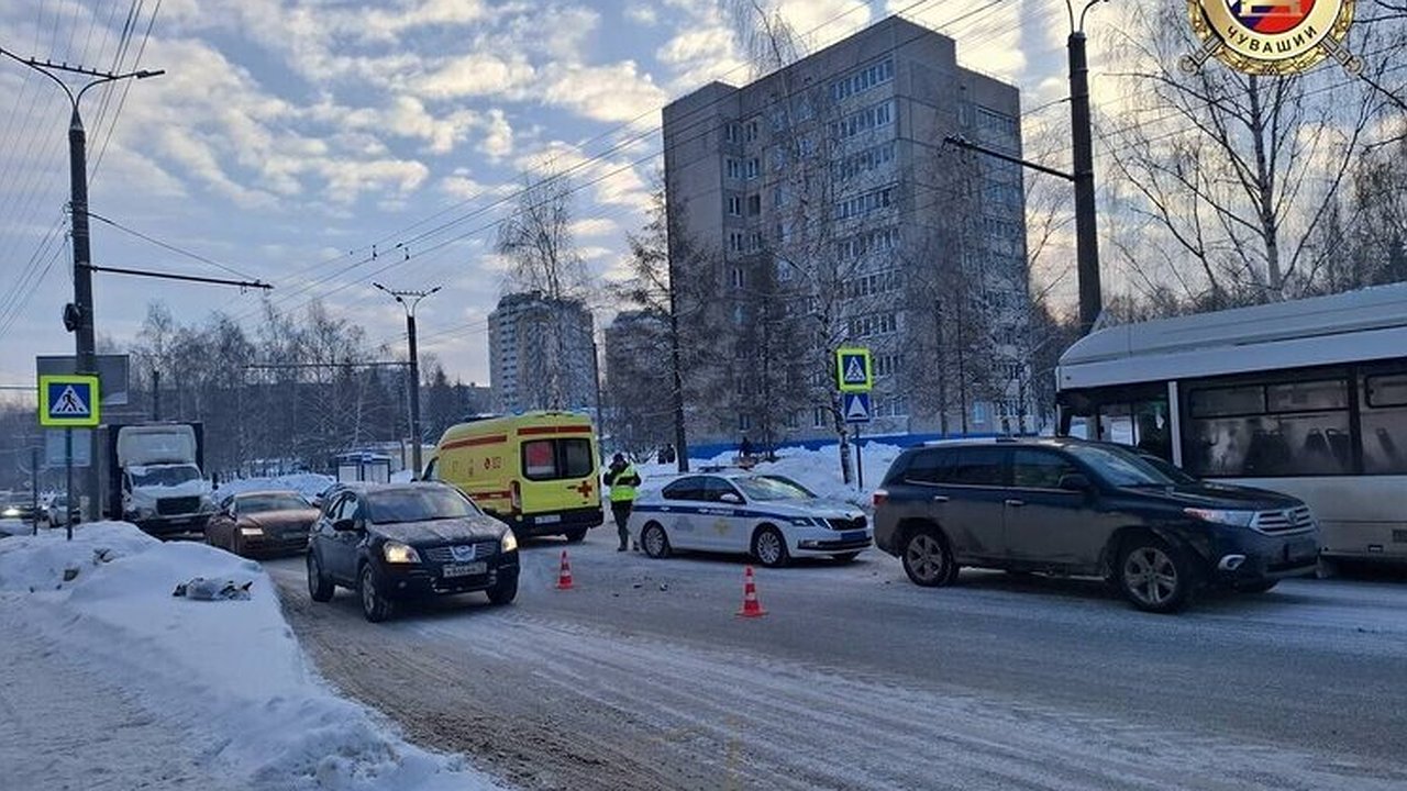 Главная картинка новости: В Чебоксарах водитель иномарки совершил наезд на пенсионерку на пешеходном переходе