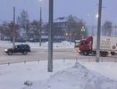 Водитель внедорожника помог буксировать застрявшую фуру на заснеженном перекрестке в Чебоксарах