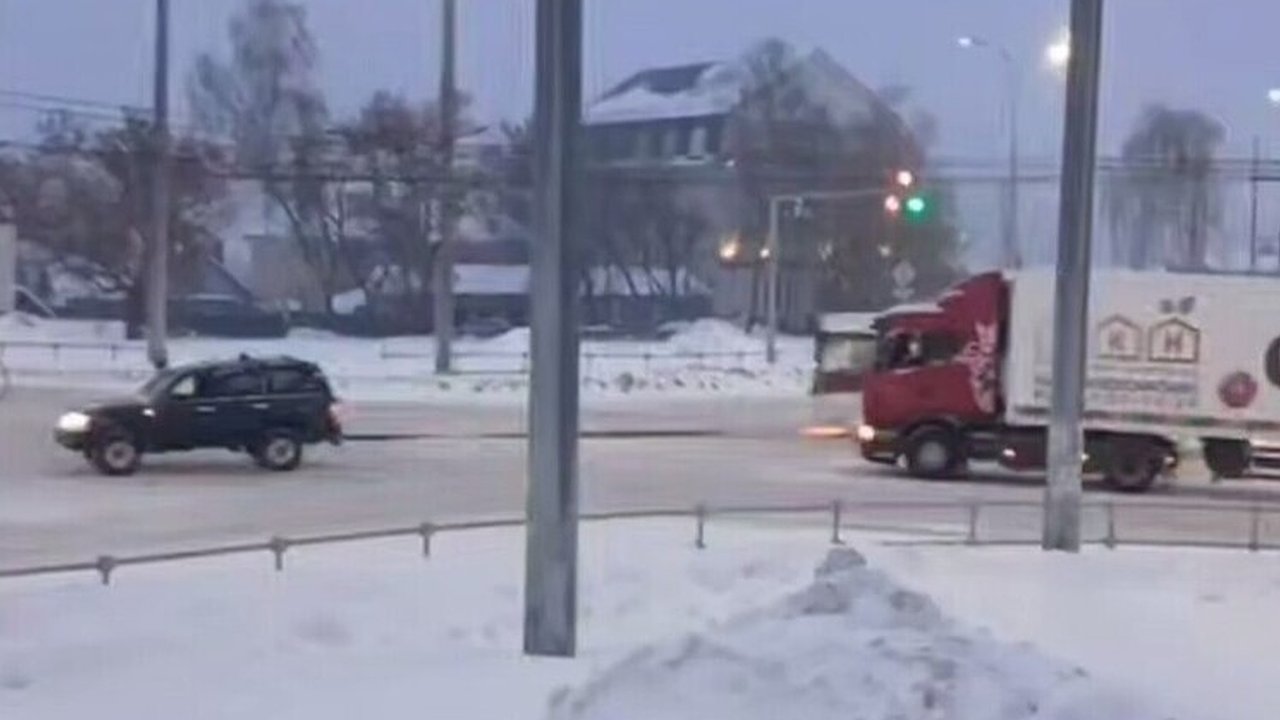 Главная картинка новости: Водитель внедорожника помог буксировать застрявшую фуру на заснеженном перекрестке в Чебоксарах
