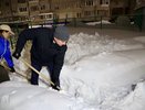 Министр образования Чувашии вместе с родителями и волонтёрами расчищал снег у школ