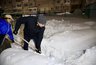 Миниатюра новости: Министр образования Чувашии вместе с родителями и волонтёрами расчищал снег у школ