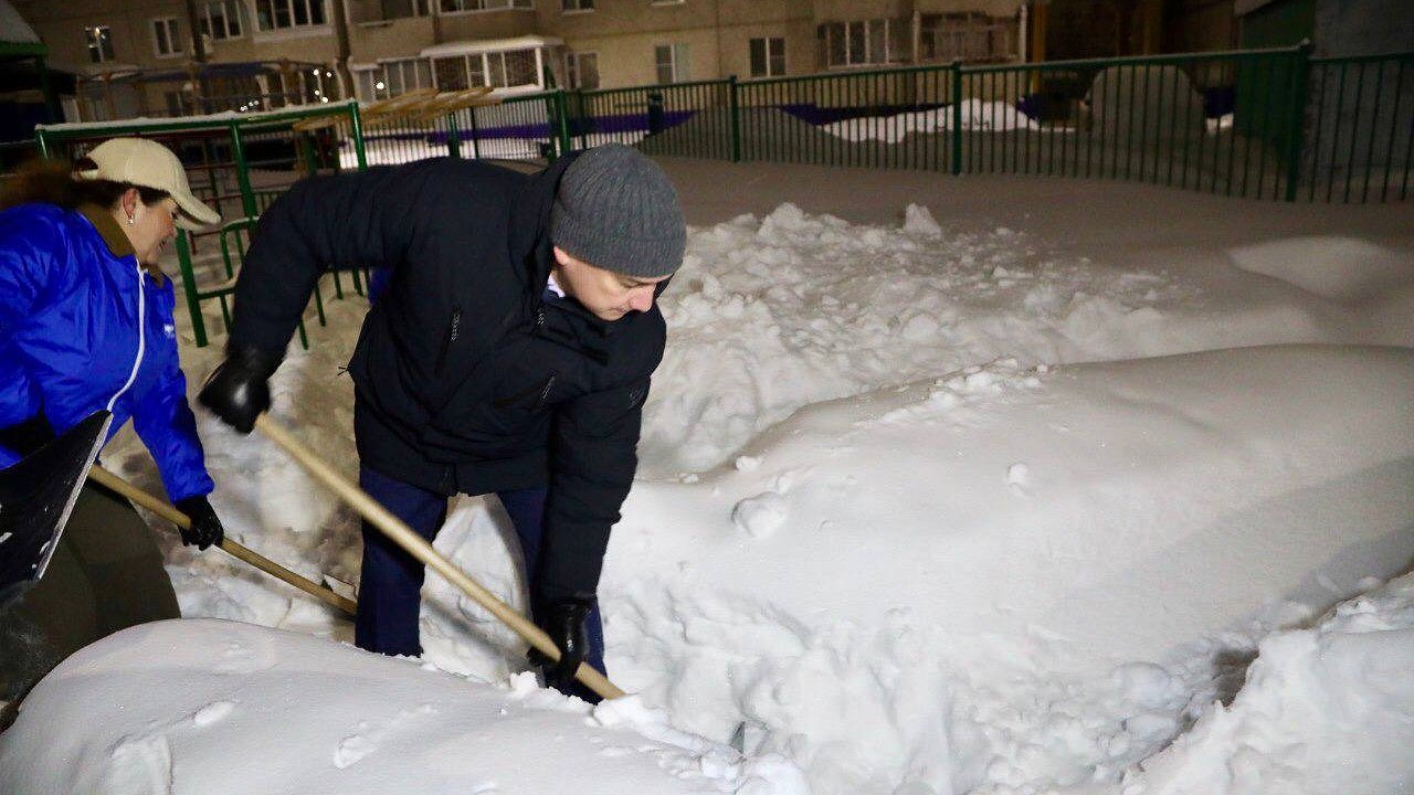 Главная картинка новости: Министр образования Чувашии вместе с родителями и волонтёрами расчищал снег у школ