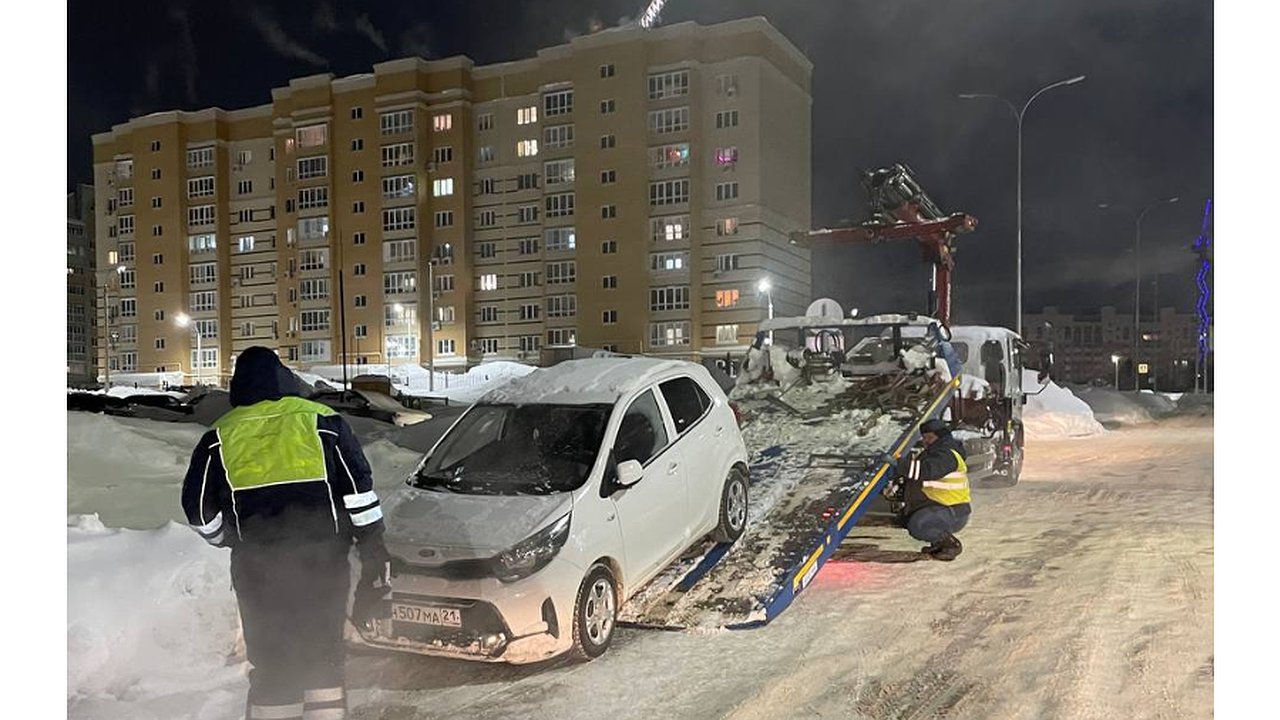 Главная картинка новости: В Чебоксарах эвакуировали автомобиль, мешавший работе снегоуборочной техники